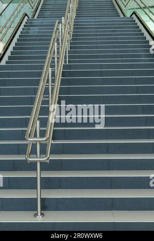 Moderne Treppe, die zum Bürogebäude im Obergeschoss führt - Stockfoto Stockfoto