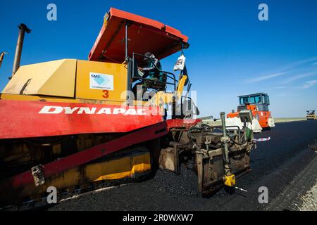 Provinz Kyzylorda, Kasachstan, 29. April 2012: Bau einer neuen Autobahn zwischen Westeuropa und Westchina. Dynapac und Hamm Straßenmaschinen. Stockfoto