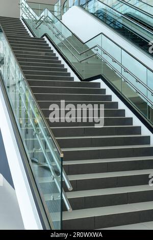 Moderne Treppe, die zum Bürogebäude im Obergeschoss führt - Stockfoto Stockfoto