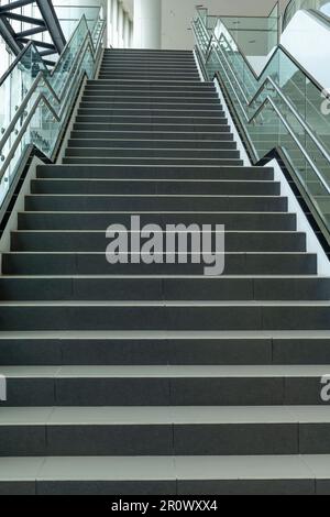 Moderne Treppe, die zum Bürogebäude im Obergeschoss führt - Stockfoto Stockfoto