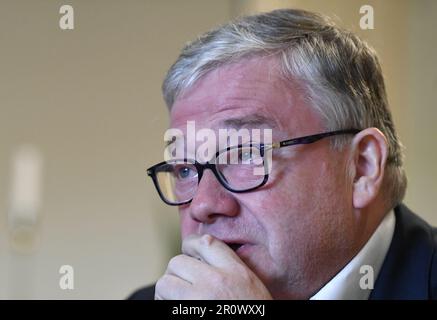 Lüttich, Belgien. 10. Mai 2023. Marc Tarabella, Mitglied des Europäischen parlaments, reagiert auf einer Pressekonferenz über den politischen Skandal "Katargate", an dem Beamte des Europäischen Parlaments beteiligt waren, am Mittwoch, den 10. Mai 2023 in Lüttich. Der belgische Politiker Tarabella wurde wegen Korruption, Geldwäsche und Beteiligung an einer kriminellen Vereinigung an einer umfassenden Untersuchung der Versuche des Golfstaates Katar und Marokko, die wirtschaftliche und politische Entscheidungsfindung des Europäischen Parlaments zu beeinflussen, angeklagt. BELGA FOTO JOHN THYS Kredit: Belga News Agency/Alamy Live News Stockfoto