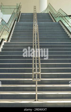 Moderne Treppe, die zum Bürogebäude im Obergeschoss führt - Stockfoto Stockfoto