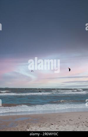 Wing Foiling Kitesurfing Windsurfen Wasser Outdoor Sport in der Ostsee Dunkelblaue Wolken Ozeanwasseroberfläche mit Schaumwellen vor dem Sturm, dramatische Meereslandschaft Hintergrund. Stockfoto