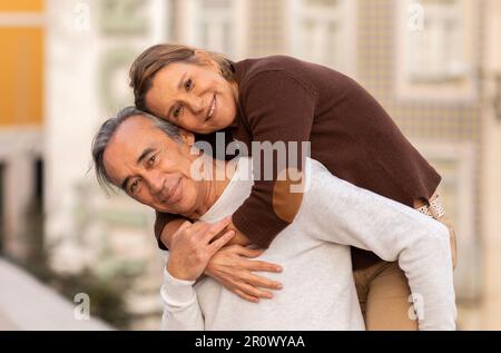 Glückliches Seniorenpaar, das sich eine warme Umarmung im Freien wünscht Stockfoto