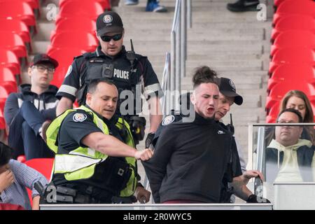 Toronto, Kanada. 09. Mai 2023. Während des kanadischen Meisterschaftsspiels zwischen dem FC Toronto und dem CF Montreal entführte die Polizei einen rauen Montreal CF-Fußballfan. Das Spiel endete 1-2 für CF Montreal. (Foto: Angel Marchini/SOPA Images/Sipa USA) Guthaben: SIPA USA/Alamy Live News Stockfoto