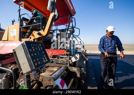 Provinz Kyzylorda, Kasachstan, 29. April 2012: Bau einer neuen Autobahn zwischen Westeuropa und Westchina. Dynapac Straßenmaschine Stockfoto