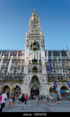MÜNCHEN - 3. AUGUST 2022: Das Neue Rathaus, das Neue Rathaus in deutscher Sprache und das Carillon, Rathaus-Glockenspiel in deutscher Sprache. Es ist eine Touristenattraktion Stockfoto