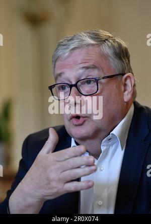 Lüttich, Belgien. 10. Mai 2023. Marc Tarabella, Mitglied des Europäischen parlaments, hat am Mittwoch, den 10. Mai 2023 in Lüttich auf einer Pressekonferenz über den politischen Skandal "Katargate" gefilmt, an dem Beamte des Europäischen Parlaments beteiligt waren. Der belgische Politiker Tarabella wurde wegen Korruption, Geldwäsche und Beteiligung an einer kriminellen Vereinigung an einer umfassenden Untersuchung der Versuche des Golfstaates Katar und Marokko, die wirtschaftliche und politische Entscheidungsfindung des Europäischen Parlaments zu beeinflussen, angeklagt. BELGA FOTO JOHN THYS Kredit: Belga News Agency/Alamy Live News Stockfoto