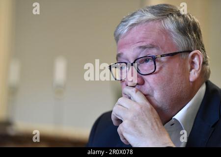 Lüttich, Belgien. 10. Mai 2023. Marc Tarabella, Mitglied des Europäischen parlaments, hat am Mittwoch, den 10. Mai 2023 in Lüttich auf einer Pressekonferenz über den politischen Skandal "Katargate" gefilmt, an dem Beamte des Europäischen Parlaments beteiligt waren. Der belgische Politiker Tarabella wurde wegen Korruption, Geldwäsche und Beteiligung an einer kriminellen Vereinigung an einer umfassenden Untersuchung der Versuche des Golfstaates Katar und Marokko, die wirtschaftliche und politische Entscheidungsfindung des Europäischen Parlaments zu beeinflussen, angeklagt. BELGA FOTO JOHN THYS Kredit: Belga News Agency/Alamy Live News Stockfoto