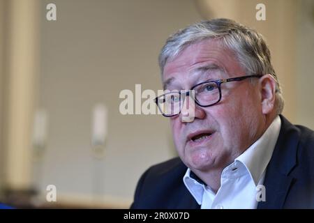 Lüttich, Belgien. 10. Mai 2023. Marc Tarabella, Mitglied des Europäischen parlaments, hat am Mittwoch, den 10. Mai 2023 in Lüttich auf einer Pressekonferenz über den politischen Skandal "Katargate" gefilmt, an dem Beamte des Europäischen Parlaments beteiligt waren. Der belgische Politiker Tarabella wurde wegen Korruption, Geldwäsche und Beteiligung an einer kriminellen Vereinigung an einer umfassenden Untersuchung der Versuche des Golfstaates Katar und Marokko, die wirtschaftliche und politische Entscheidungsfindung des Europäischen Parlaments zu beeinflussen, angeklagt. BELGA FOTO JOHN THYS Kredit: Belga News Agency/Alamy Live News Stockfoto