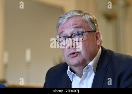 Lüttich, Belgien. 10. Mai 2023. Marc Tarabella, Mitglied des Europäischen parlaments, hat am Mittwoch, den 10. Mai 2023 in Lüttich auf einer Pressekonferenz über den politischen Skandal "Katargate" gefilmt, an dem Beamte des Europäischen Parlaments beteiligt waren. Der belgische Politiker Tarabella wurde wegen Korruption, Geldwäsche und Beteiligung an einer kriminellen Vereinigung an einer umfassenden Untersuchung der Versuche des Golfstaates Katar und Marokko, die wirtschaftliche und politische Entscheidungsfindung des Europäischen Parlaments zu beeinflussen, angeklagt. BELGA FOTO JOHN THYS Kredit: Belga News Agency/Alamy Live News Stockfoto