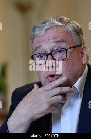 Lüttich, Belgien. 10. Mai 2023. Marc Tarabella, Mitglied des Europäischen parlaments, hat am Mittwoch, den 10. Mai 2023 in Lüttich auf einer Pressekonferenz über den politischen Skandal "Katargate" gefilmt, an dem Beamte des Europäischen Parlaments beteiligt waren. Der belgische Politiker Tarabella wurde wegen Korruption, Geldwäsche und Beteiligung an einer kriminellen Vereinigung an einer umfassenden Untersuchung der Versuche des Golfstaates Katar und Marokko, die wirtschaftliche und politische Entscheidungsfindung des Europäischen Parlaments zu beeinflussen, angeklagt. BELGA FOTO JOHN THYS Kredit: Belga News Agency/Alamy Live News Stockfoto