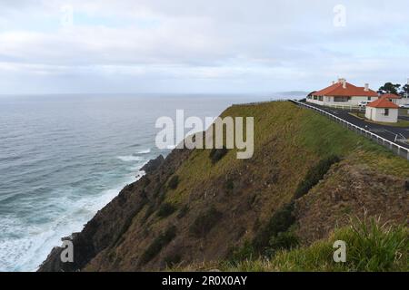 Aus der Vogelperspektive können Sie die wunderschönen Wellen des Ozeans sehen, die auf den felsigen Klippen der Byron Bay-Küste vom Leuchtturm aus stürzen Stockfoto