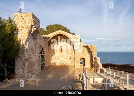 Alte Kirche in Ruinen in den Festungen einer Burg in der Altstadt von Tossa de Mar, Costa Brava, Katalonien, Spanien. Stockfoto