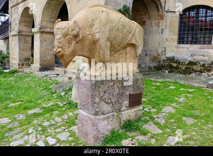 Die Skulptur Bison von Jesús Otero Plaza de Ramón y Pelayo Santillana del Mar Cantabria Spanien Stockfoto