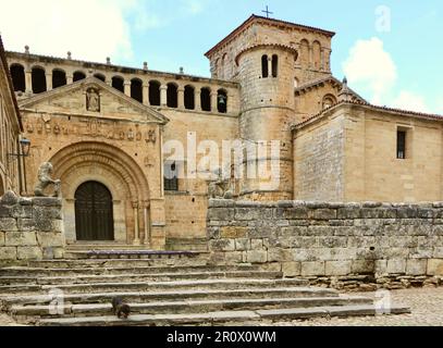 Kleiner Hund vor der romanischen Architektur aus dem 12. Jahrhundert der Colegiata Santa Juliana Santillana del Mar Cantabria Spanien Stockfoto