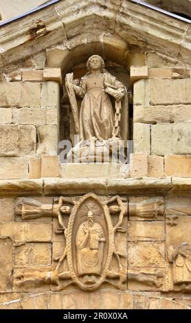 Verwitterte Details der Fassade der romanischen Architektur aus dem 12. Jahrhundert der Colegiata Santa Juliana Santillana del Mar Cantabria Spanien Stockfoto