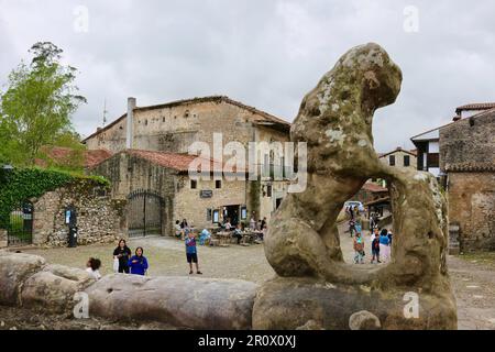 Erodierte Löwenskulptur am Eingang romanische Architektur Kirche aus dem 12. Jahrhundert der Colegiata Santa Juliana Santillana del Mar Cantabria Spanien Stockfoto