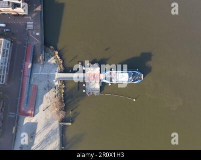 Amsterdam, 13. februar 2023, Niederlande. Die GVB-Fähre hat an der Anlegestelle für das Be- und Entladen von Stockfoto