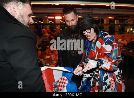 Zagreb, Kroatien. 10. Mai 2023. Mitglieder der Musikgruppe Let3 feiern den ersten Sieg im Eurovision Halbfinale und qualifizieren sich am 10. Mai 2023 in Liverpool, England. Foto: Sanjin Strukic/PIXSELL Credit: Pixsell/Alamy Live News Stockfoto