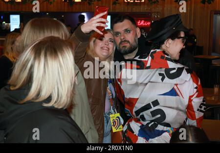 Zagreb, Kroatien. 10. Mai 2023. Mitglieder der Musikgruppe Let3 feiern den ersten Sieg im Eurovision Halbfinale und qualifizieren sich am 10. Mai 2023 in Liverpool, England. Foto: Sanjin Strukic/PIXSELL Credit: Pixsell/Alamy Live News Stockfoto