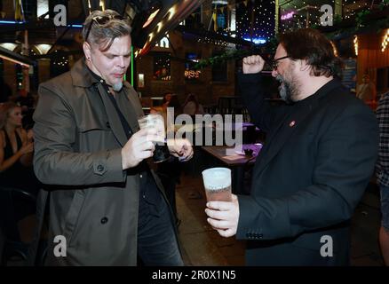 Zagreb, Kroatien. 10. Mai 2023. Mitglieder der Musikgruppe Let3 feiern den ersten Sieg im Eurovision Halbfinale und qualifizieren sich am 10. Mai 2023 in Liverpool, England. Foto: Sanjin Strukic/PIXSELL Credit: Pixsell/Alamy Live News Stockfoto