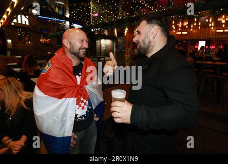 Zagreb, Kroatien. 10. Mai 2023. Mitglieder der Musikgruppe Let3 feiern den ersten Sieg im Eurovision Halbfinale und qualifizieren sich am 10. Mai 2023 in Liverpool, England. Foto: Sanjin Strukic/PIXSELL Credit: Pixsell/Alamy Live News Stockfoto