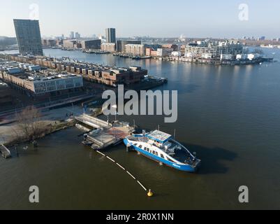 Amsterdam, 13. februar 2023, Niederlande. Die GVB-Fähre hat an der Anlegestelle für das Be- und Entladen von Stockfoto