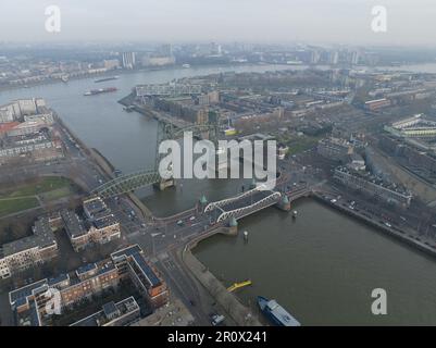 Rotterdam, 15. februar 2023, Niederlande. Das Koninginnebrug ist eine Brücke über die Koningshaven in der niederländischen Stadt Rotterdam, neben der Stockfoto