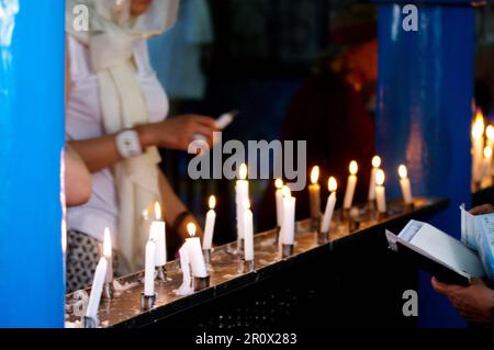 6. Mai 2015: Djerba, Tunesien. 09. Mai 2023 Tunesische Juden und Pilger feiern das jüdische religiöse Festival von lag BaOmer in der antiken Ghriba-Synagoge auf der tunesischen Insel Djerba. Pilger aus aller Welt besuchen die berühmte Ghriba-Synagoge während des jährlichen jüdischen Festivals, das 33 Tage nach Beginn des jüdischen Passes stattfindet (Kreditbild: © Abdelwaheb Omar/IMAGESLIVE via ZUMA Press Wire), NUR REDAKTIONELLE VERWENDUNG! Nicht für den kommerziellen GEBRAUCH! Stockfoto