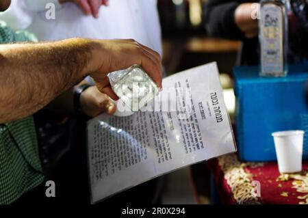 6. Mai 2015: Djerba, Tunesien. 09. Mai 2023 Tunesische Juden und Pilger feiern das jüdische religiöse Festival von lag BaOmer in der antiken Ghriba-Synagoge auf der tunesischen Insel Djerba. Pilger aus aller Welt besuchen die berühmte Ghriba-Synagoge während des jährlichen jüdischen Festivals, das 33 Tage nach Beginn des jüdischen Passes stattfindet (Kreditbild: © Abdelwaheb Omar/IMAGESLIVE via ZUMA Press Wire), NUR REDAKTIONELLE VERWENDUNG! Nicht für den kommerziellen GEBRAUCH! Stockfoto