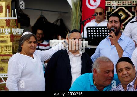 6. Mai 2015: Djerba, Tunesien. 09. Mai 2023 Tunesische Juden und Pilger feiern das jüdische religiöse Festival von lag BaOmer in der antiken Ghriba-Synagoge auf der tunesischen Insel Djerba. Pilger aus aller Welt besuchen die berühmte Ghriba-Synagoge während des jährlichen jüdischen Festivals, das 33 Tage nach Beginn des jüdischen Passes stattfindet (Kreditbild: © Abdelwaheb Omar/IMAGESLIVE via ZUMA Press Wire), NUR REDAKTIONELLE VERWENDUNG! Nicht für den kommerziellen GEBRAUCH! Stockfoto