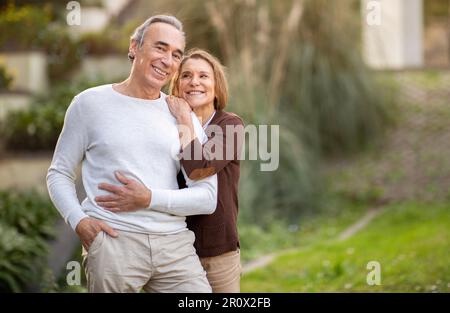 Liebevolle, Reife Ehepartner, Die Sich Im Garten Im Freien Umarmen Stockfoto