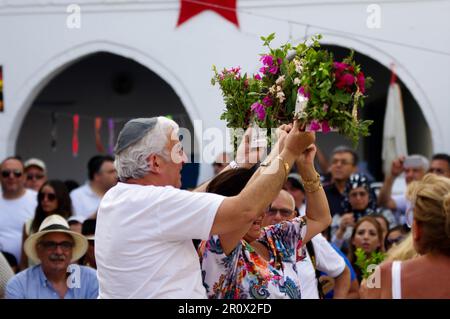 6. Mai 2015: Djerba, Tunesien. 09. Mai 2023 Tunesische Juden und Pilger feiern das jüdische religiöse Festival von lag BaOmer in der antiken Ghriba-Synagoge auf der tunesischen Insel Djerba. Pilger aus aller Welt besuchen die berühmte Ghriba-Synagoge während des jährlichen jüdischen Festivals, das 33 Tage nach Beginn des jüdischen Passes stattfindet (Kreditbild: © Abdelwaheb Omar/IMAGESLIVE via ZUMA Press Wire), NUR REDAKTIONELLE VERWENDUNG! Nicht für den kommerziellen GEBRAUCH! Stockfoto