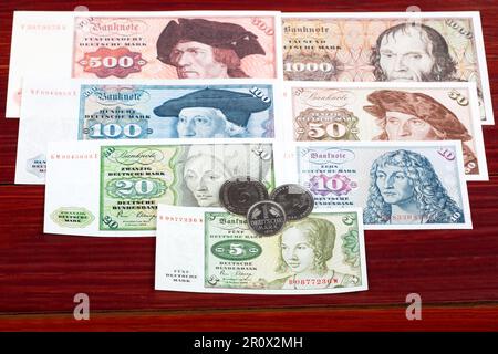 Bargeld - Marken - Münzen und Banknoten Stockfoto