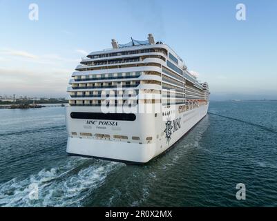 Luftaufnahme des Schiffes MSC Poesia, das im Besitz von MSC Cruises ist und von diesem betrieben wird. Sie ist ein Schwesterschiff von MSC Musica, MSC Orchestra und MSC Magnifica. Stockfoto