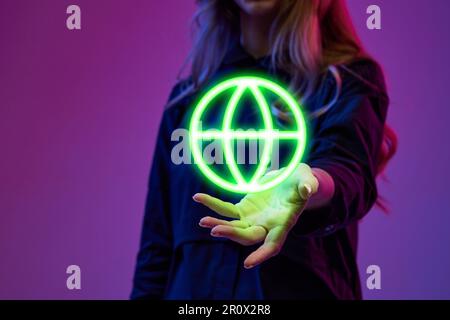 Weibliche Hand hält virtuelles, holographisches, digitales Symbol im Web. Netzwerk im Alltag verwenden. Entwicklung praktischer Online-Dienste Stockfoto