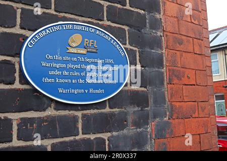 Zur Feier der Geburt der Rugby-Liga - Blaue Plakette in Fletcher Street - RFL Warrington gegen Hunslet 1895, Fletcher Street, Warrington, Cheshire, Großbritannien, WA4 6PY Stockfoto