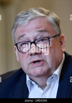 Lüttich, Belgien. 10. Mai 2023. Marc Tarabella, Abgeordneter des Europäischen parlaments, nahm am Mittwoch, den 10. Mai 2023 in Lüttich auf einer Pressekonferenz über den politischen Skandal "Katargate" unter Beteiligung von Beamten des Europäischen Parlaments Teil. Der belgische Politiker Tarabella wurde wegen Korruption, Geldwäsche und Beteiligung an einer kriminellen Vereinigung an einer umfassenden Untersuchung der Versuche des Golfstaates Katar und Marokko, die wirtschaftliche und politische Entscheidungsfindung des Europäischen Parlaments zu beeinflussen, angeklagt. BELGA FOTO JOHN THYS Kredit: Belga News Agency/Alamy Live News Stockfoto