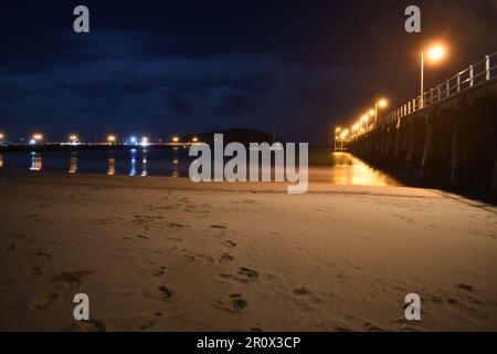 Coffs Hafen Anlegestelle bei Nacht als lange Exposition vom Anlegestelle Strand mit Muttonbird Insel im Hintergrund Stockfoto