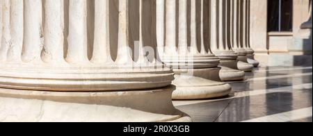 Klassische Säulen aus weißem Marmor. Säulen in einer Reihe. Athen Griechenland Akademie neoklassizistischen Gebäude Eingang Kolonnade. Stockfoto