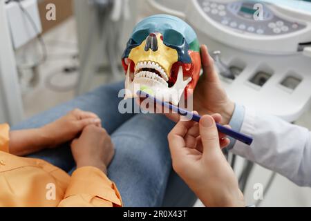 Nahaufnahme des Zahnarzthaltemodells bei der Erläuterung von Zahnpflege und Zahnputztechnik, Kopierraum Stockfoto