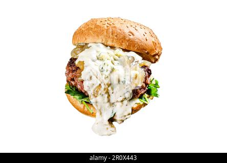 Köstliche Burger mit Blauschimmelkäse, Speck, Marmorfleisch und Zwiebelmarmelade, eine Beilage aus Salat mit Rucola und Orangen. Isoliert auf weißem Hintergrund Stockfoto