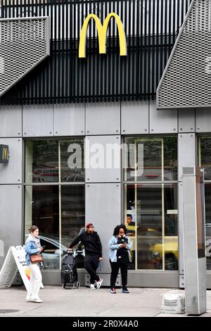 MC Donald Fast Food Restaurant - Straßenszene New York City - USA Stockfoto