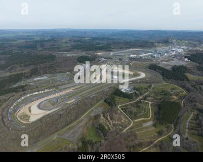 Nurburg, 10. April 2023, Deutschland. Der Nürburgring ist eine Motorsport-Rennstrecke, benannt nach Nurburg im Gebiet der Verbandsgemeinde von Adenau Stockfoto