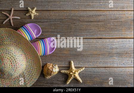 Stillleben am Strand auf Holzbrettern. Stockfoto