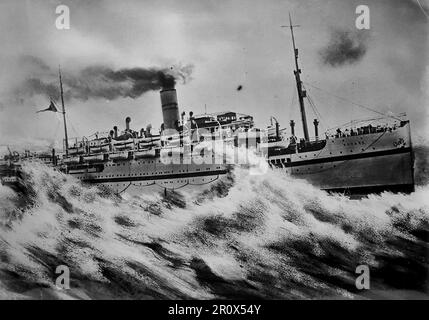 H.M.T. Nevasa, ein Truppenschiff, von einer nicht zugeordneten Postkarte, c1914. Sie wurde für das britische indische Unternehmen Steam Navigation gebaut und wurde 1913 als SS Nevasa gegründet. Nach dem Ausbruch des Ersten Weltkriegs wurde sie 1914 in ein Truppenschiff umgewandelt (wie abgebildet), bevor sie ein Krankenhausschiff (H.M.H.S. Nevasa) im folgenden Jahr. Man sieht sie hier unter Segel, auf stürmischer See. Stockfoto