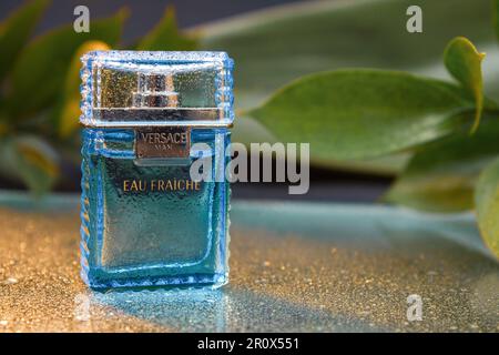 Polen, Warschau - 10. Mai 2023: Parfüm, Versace für Männer. Eine Flasche Versace Männerparfüm auf blauem Hintergrund. Versace ist eine italienische Luxusmode Stockfoto