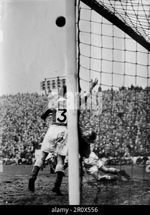 Association Football Photo, Western Mail and Echo, c1950. Ein Action-Shot aus dem Spiel zwischen Cardiff City und Blackburn Rovers im Ninian Park. Die Stadt gewann 1:0. Das Foto zeigt den Blackburn Keeper, der nach dem Ball taucht. Stockfoto