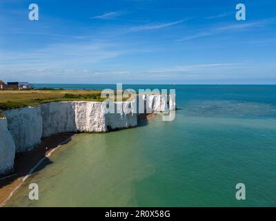 Ein Luftblick auf die weißen Klippen am Kingsgate Beach, Broadstairs, Großbritannien. Stockfoto